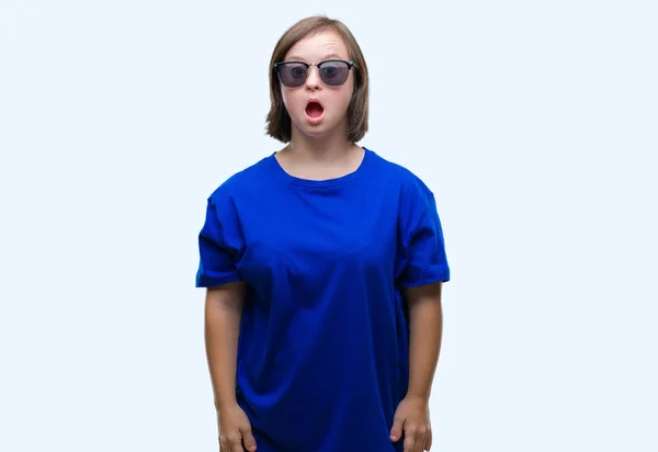 Mujer Adulta Joven Con Síndrome Con Gafas Sol Sobre Fondo —  Fotos de Stock