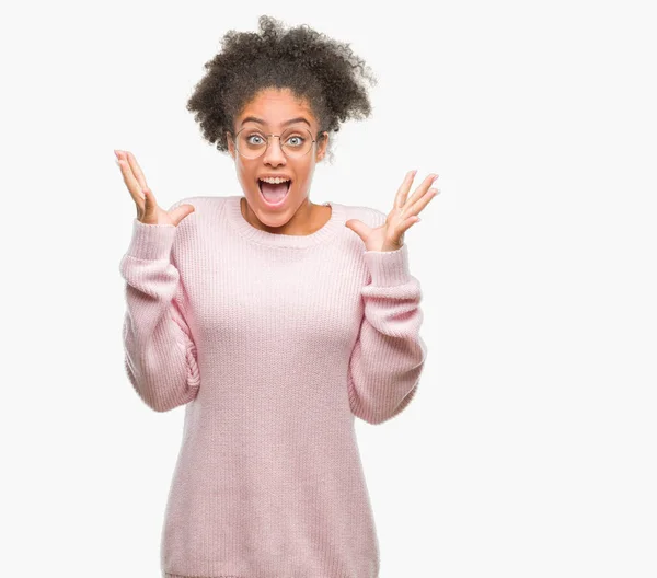 Młody Afro American Kobieta Okularach Białym Tle Obchodzi Crazy Zdziwiony — Zdjęcie stockowe