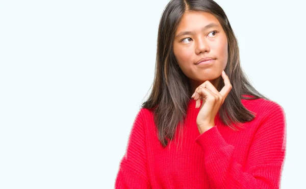 Młoda Kobieta Azjatyckich Swetrze Zima Białym Tle Ręką Podbródek Myślenia — Zdjęcie stockowe