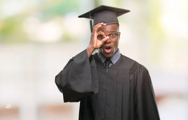 Ung Utexaminerades Afroamerikanska Mannen Över Isolerade Bakgrund Gör Gest Chockad — Stockfoto