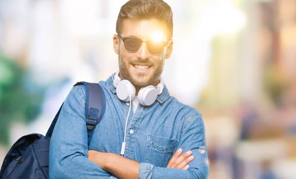 Νεαρό Όμορφος Τουριστικός Άνθρωπος Φορώντας Ακουστικά Και Σακίδιο Πάνω Από — Φωτογραφία Αρχείου