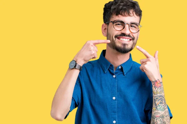 Joven Hombre Guapo Con Gafas Sobre Fondo Aislado Sonriendo Confiado —  Fotos de Stock