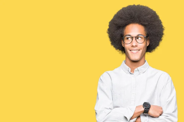 Unga Afroamerikanska Man Med Afro Hår Glasögon Leende Seende Sidan — Stockfoto