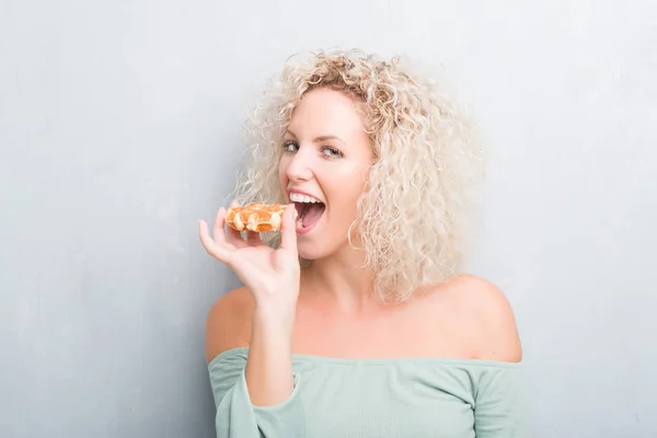 Joven Rubia Sobre Fondo Gris Grunge Comiendo Gofres Belgas Con —  Fotos de Stock