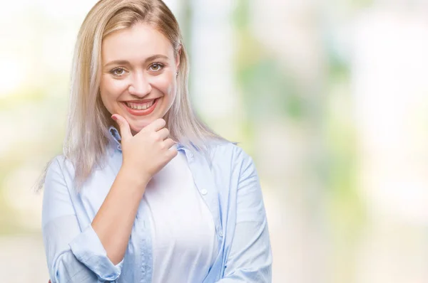 Młoda Blond Kobieta Białym Tle Patrząc Pewny Siebie Aparat Uśmiechem — Zdjęcie stockowe