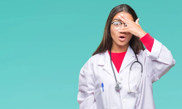 Mladý Lékař Arab Žena Nad Izolované Pozadí Prohlížení Šoku Pokrývající — Stock fotografie