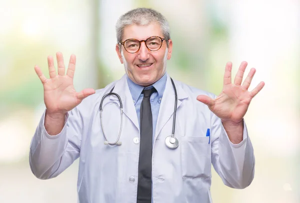 Bonito Médico Sênior Homem Sobre Fundo Isolado Mostrando Apontando Para — Fotografia de Stock