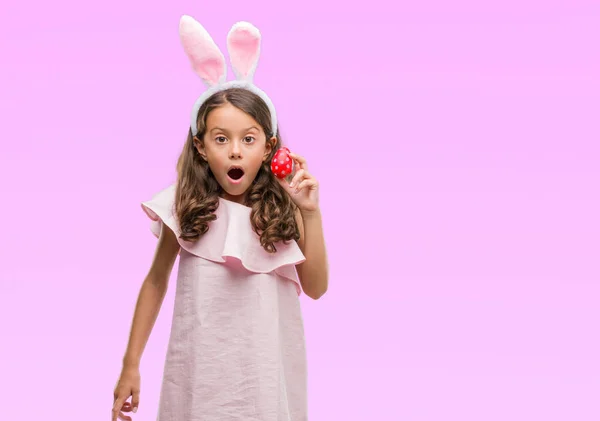 Μελαχρινή Κορίτσι Ισπανόφωνος Φορώντας Πάσχα Αυτιά Κουνελιών Φοβάται Σοκ Πρόσωπο — Φωτογραφία Αρχείου