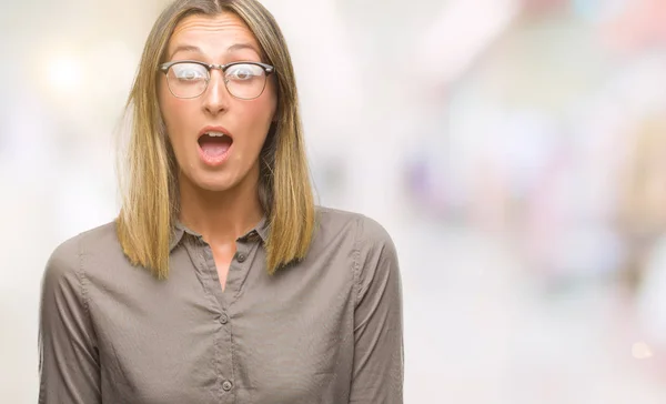 Giovane Bella Donna Sfondo Isolato Spaventata Scioccata Con Espressione Sorpresa — Foto Stock