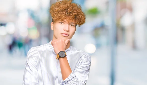Jovem Homem Negócios Bonito Com Cabelo Afro Vestindo Camisa Elegante — Fotografia de Stock