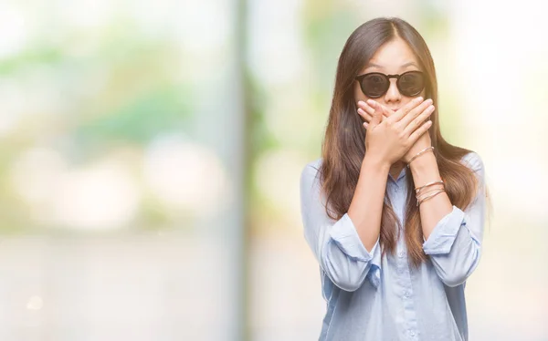 Young Asian Woman Wearing Sunglasses Isolated Background Shocked Covering Mouth — Stock Photo, Image