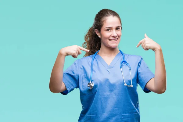 Jovem Morena Médica Menina Vestindo Enfermeira Cirurgião Uniforme Sobre Fundo — Fotografia de Stock