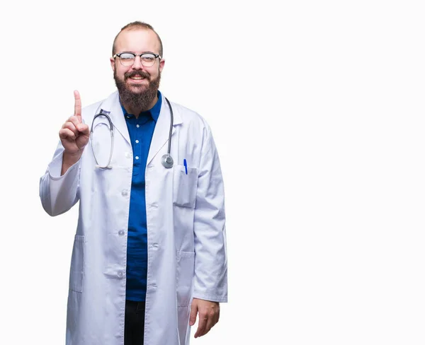 Jovem Homem Médico Caucasiano Vestindo Casaco Branco Médico Sobre Fundo — Fotografia de Stock