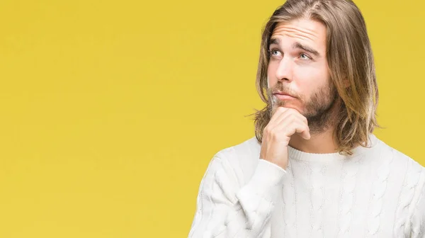 Jovem Homem Bonito Com Cabelos Longos Vestindo Camisola Inverno Sobre — Fotografia de Stock