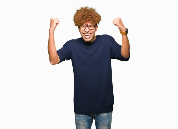 Mladý Pohledný Muž Afro Brýle Velmi Šťastný Nadšený Dělá Vítěze — Stock fotografie