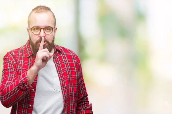 Tânăr Hipster Caucazian Purtând Ochelari Fundal Izolat Cerându Tacă Degetul — Fotografie, imagine de stoc