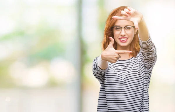 Joven Hermosa Mujer Sobre Fondo Aislado Con Gafas Sonriendo Haciendo — Foto de Stock