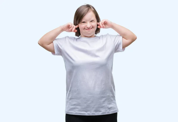 Молода Доросла Жінка Синдромом Вниз Над Ізольованим Тлом Покриває Вуха — стокове фото
