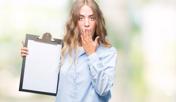 Mulher Negócios Loira Bonita Segurando Prancheta Sobre Fundo Isolado Cobrir — Fotografia de Stock