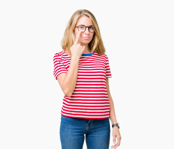 Piękna Młoda Kobieta Noszenie Okularów Białym Tle Pointing Oglądania Oka — Zdjęcie stockowe