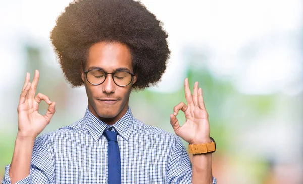 Joven Hombre Negocios Afroamericano Con Pelo Afro Usando Gafas Relajarse —  Fotos de Stock