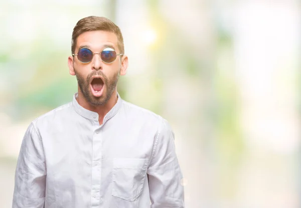 Joven Hombre Guapo Con Gafas Sobre Fondo Aislado Asustado Sorprendido — Foto de Stock