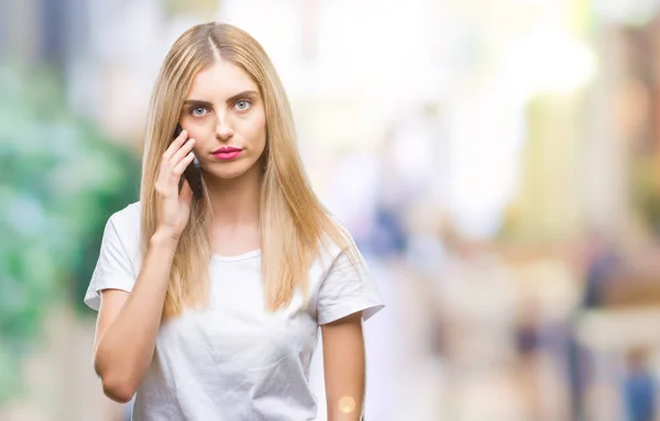 Joven Hermosa Mujer Rubia Hablando Con Teléfono Inteligente Sobre Fondo — Foto de Stock