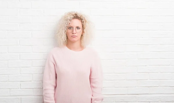 Mujer Rubia Joven Con Pelo Rizado Sobre Pared Ladrillo Blanco — Foto de Stock