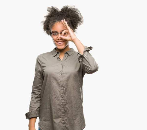 Νέοι Αφρο Αμερικανική Γυναίκα Που Φοράει Γυαλιά Πέρα Από Απομονωμένο — Φωτογραφία Αρχείου