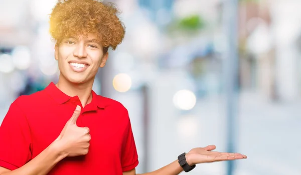 Joven Hombre Guapo Con Pelo Afro Vistiendo Camiseta Roja Mostrando —  Fotos de Stock