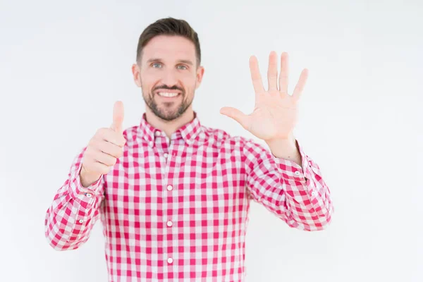 Joven Hombre Guapo Con Camisa Sobre Fondo Aislado Mostrando Señalando — Foto de Stock