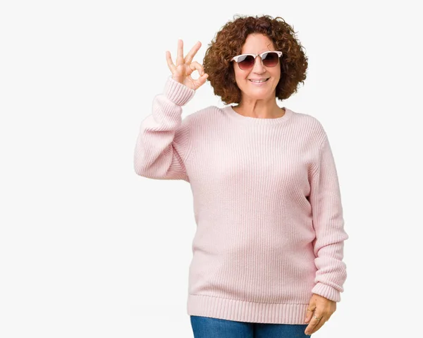 Gyönyörű Középső Ager Vezető Visel Rózsaszín Pulóver Napszemüveg Mint Elszigetelt — Stock Fotó