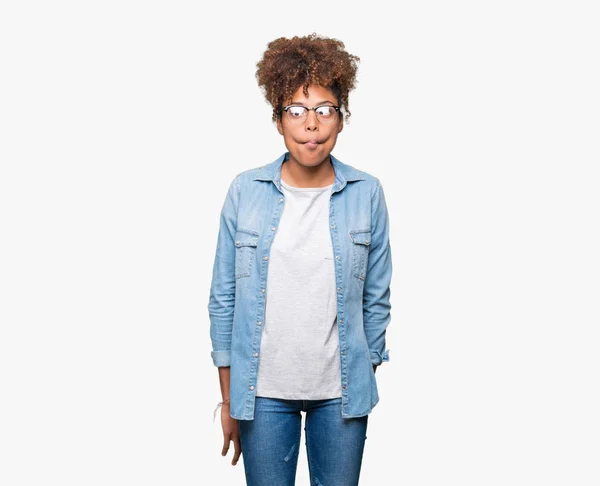 Красива Молода Афро Американських Жінка Окулярах Над Ізольованих Фону Прийняття — стокове фото