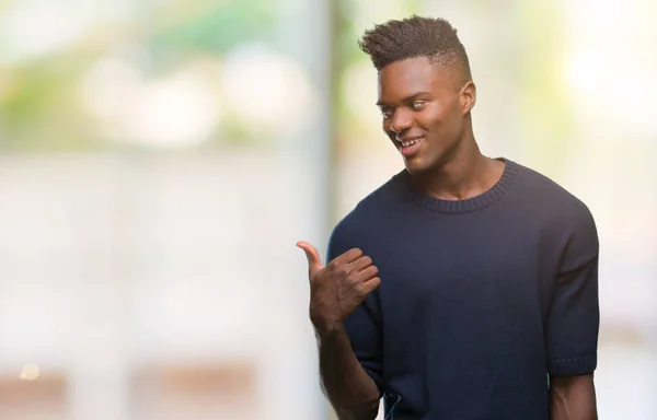 Молодий Афроамериканець Людиною Над Ізольованих Фон Посміхається Щасливим Обличчям Дивлячись — стокове фото