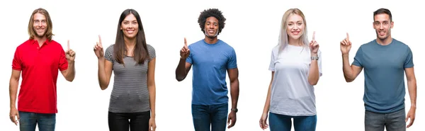 アフリカ系アメリカ人 ヒスパニック系と指番号のいずれかニコニコしながら自信を持って 幸せに上向きの表示と分離の白い背景の上の人々 の白人グループの構成 — ストック写真