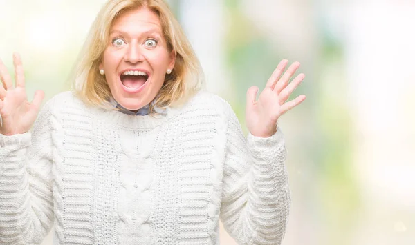 Blonde Frau Mittleren Alters Winterpullover Vor Isoliertem Hintergrund Feiert Verrückt — Stockfoto