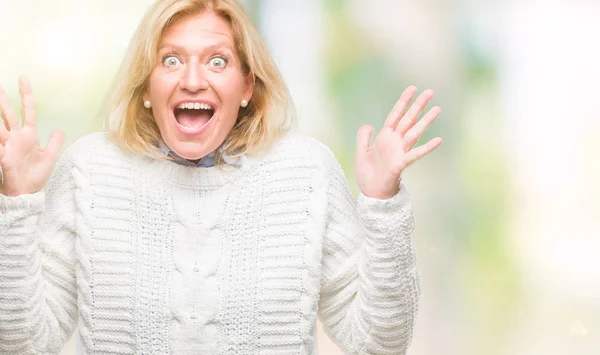 Blonde Vrouw Van Middelbare Leeftijd Winter Trui Dragen Geïsoleerd Achtergrond — Stockfoto