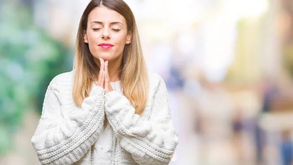 Mladá Krásná Žena Casual Bílý Svetr Izolované Pozadí Modlí Rukama — Stock fotografie