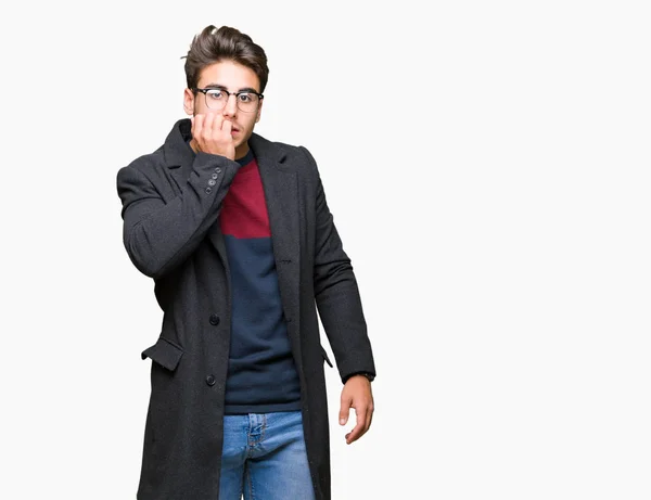 Joven Hombre Elegante Guapo Con Gafas Sobre Fondo Aislado Mirando — Foto de Stock