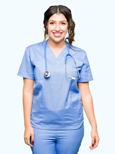 アダルト女医女性の顔に幸せとクールな笑みを浮かべて医療制服を着てします 幸運な人 — ストック写真