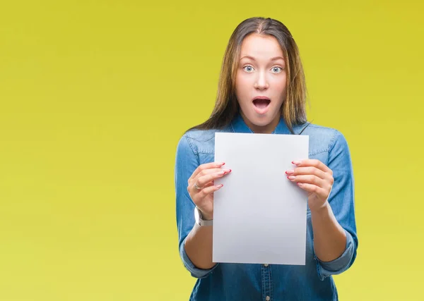 Young Caucasian Woman Holding Blank Paper Sheet Isolated Background Scared — Stock Photo, Image