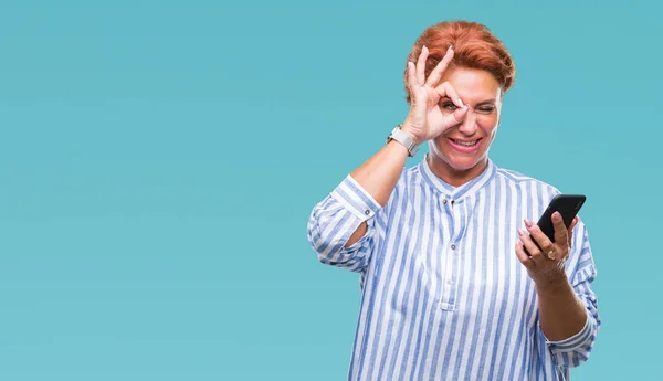 Attraktive Senior Kaukasischen Rothaarige Frau Sms Mit Smartphone Über Isolierten — Stockfoto