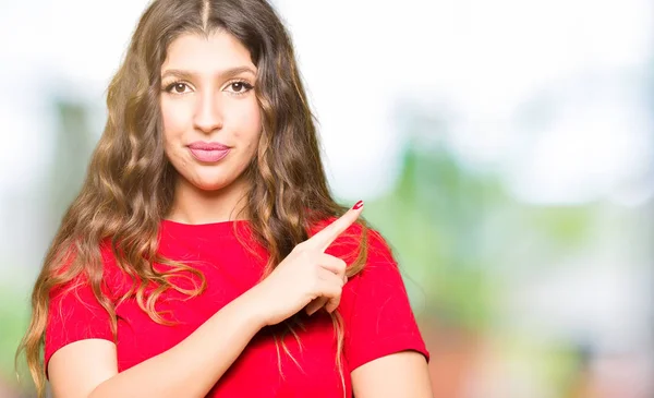 Joven Hermosa Mujer Con Camiseta Casual Señalando Con Dedo Mano — Foto de Stock