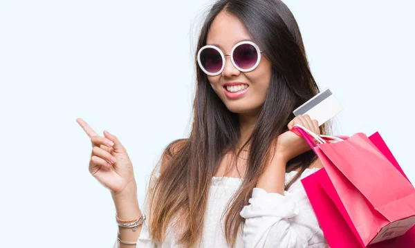 Junge Asiatin Hält Einkaufstüten Beim Verkauf Vor Isoliertem Hintergrund Und — Stockfoto