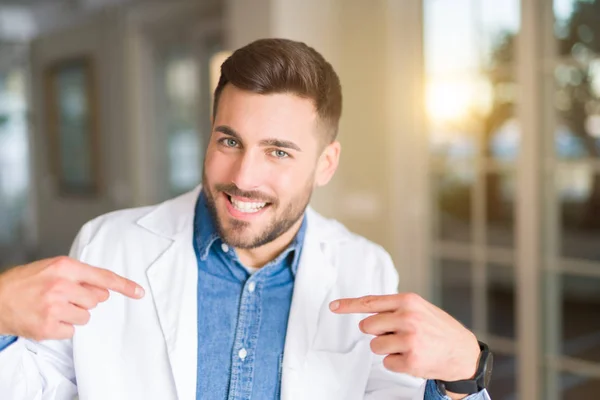 Junger Gutaussehender Arzt Der Klinik Sieht Selbstbewusst Aus Mit Einem — Stockfoto