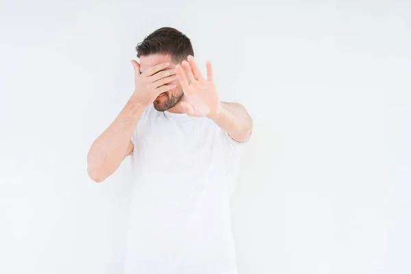 Jonge Knappe Man Dragen Casual Wit Shirt Geïsoleerd Achtergrond Die — Stockfoto