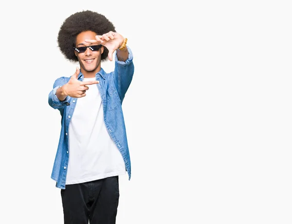 Junger Afrikanisch Amerikanischer Mann Mit Afro Haaren Der Eine Schlägerbrille — Stockfoto