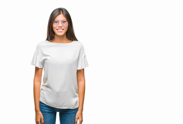 Młoda Kobieta Azjatyckich Okularach Białym Tle Szczęśliwy Chłodnym Uśmiechem Twarzy — Zdjęcie stockowe