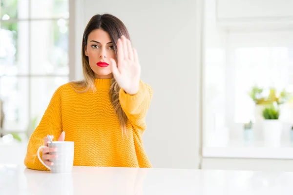 Jonge Mooie Vrouw Drinken Een Kopje Koffie Thuis Met Open — Stockfoto