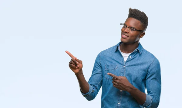 Joven Afroamericano Sobre Fondo Aislado Sonriendo Mirando Cámara Apuntando Con — Foto de Stock